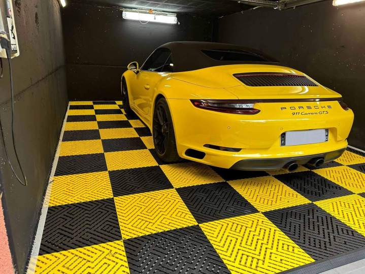 Nettoyage intérieur et extérieur approfondi de votre véhicule.