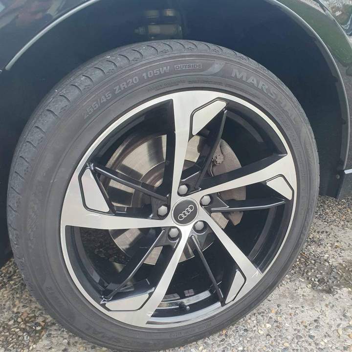 Rénovation et soudure de jantes abîmées ou ternies.